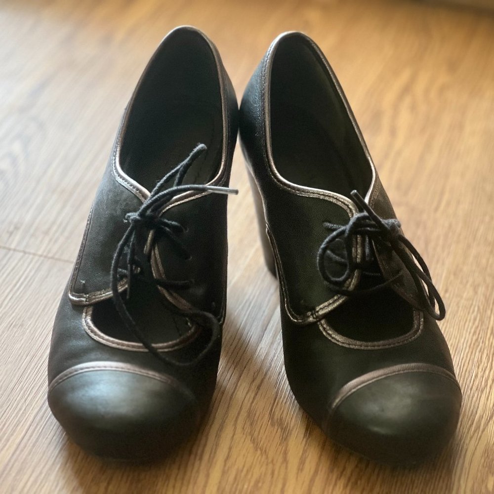 Civico size 7 women's 2.5 inch heels, black leather with light brown trim